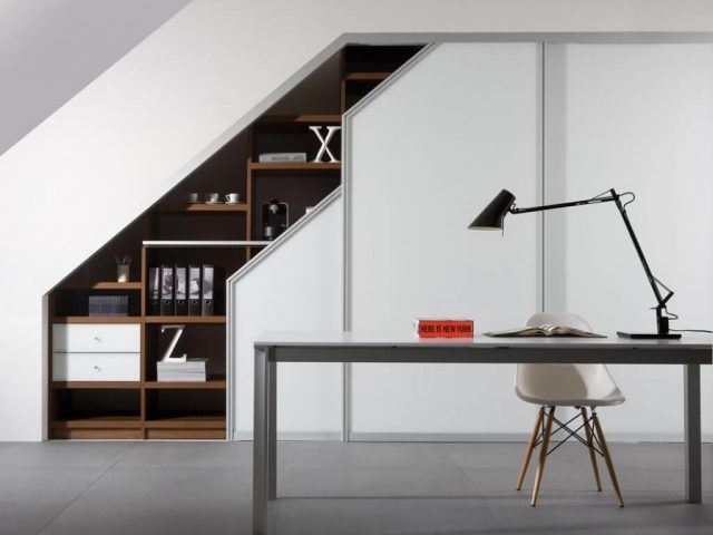 Kast onder schuine wand